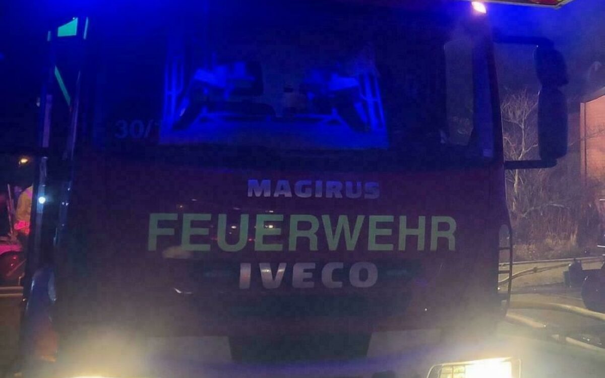 Ein Feuerwehrauto nachts im Einsatz Ein Feuerwehrauto nachts im Einsatz